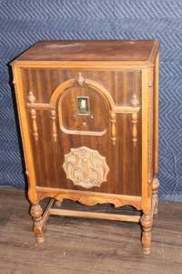 lot 71 image: Antique Lyric Wooden Tube Radio Cabinet
