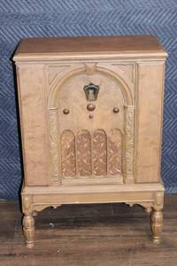 lot 75 image: Vintage Wooden Tube Radio Cabinet