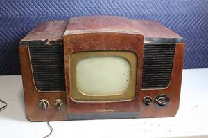lot 58 image: Vintage RCA Victor Television Console
