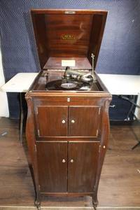 lot 60 image: Vintage Wurlitzer Phonograph Cabinet with Records