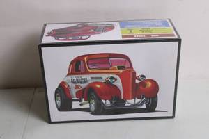 lot 62 image: 1937 Chevrolet Coupe Original Stovebolt Model Kit by AMT 125 Scale