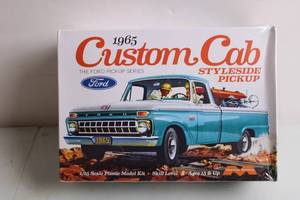 lot 65 image: 1965 Ford Custom Cab Styleside Pickup Model Kit - 125 Scale