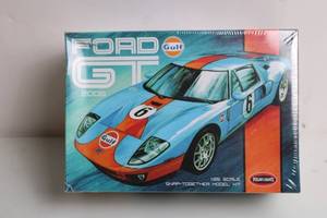 lot 78 image: 2006 Ford GT Gulf 125 Scale Snap-Together Model Kit