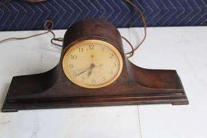 lot 113 image: Vintage General Electric Electric Mantel Clock