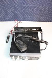 lot 116 image: Vintage General Electric Base CB Radio with Microphone