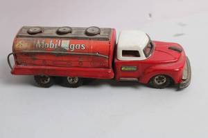 lot 129 image: Vintage Buddy L Mobilgas Tanker Toy Truck
