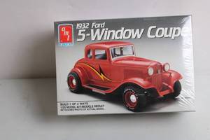 lot 141 image: AMT 1932 Ford 5-Window Coupe 125 Scale Model Kit - Sealed