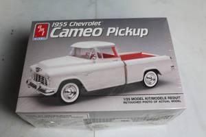 lot 163 image: 1955 Chevrolet Cameo Pickup 125 Scale Model Kit