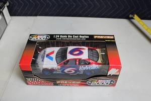 lot 179 image: NASCAR 2000 Mark Martin #6 Valvoline 124 Scale Die-Cast Car