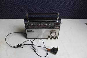 lot 193 image: Vintage Realtone Globe Spanner Solid State Portable Radio