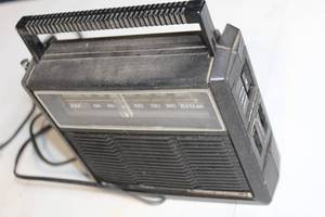 lot 194 image: Vintage Portable General Electric AMFM Radio