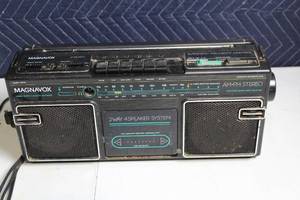 lot 195 image: Vintage Magnavox D6000 Portable Radio Cassette Recorder