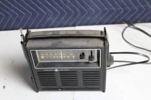 lot 200 image: Vintage General Electric AMFM Radio