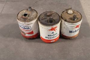 lot 245 image: Set of 3 Vintage Mobil Oil Cans with Spouts