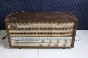 lot 251 image: Winston Vintage 7 Tube AMFMSW Radio with Wood Finish
