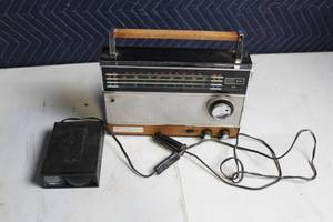 lot 252 image: Vintage Magnavox Transistor Radio with External Speaker
