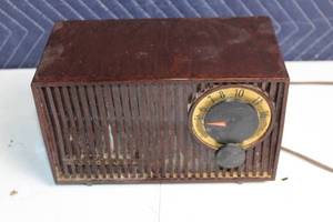 lot 260 image: Vintage Motorola Model 53R Tube AM Radio