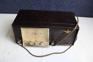 lot 262 image: Vintage Silvertone Telechron Bakelite Clock Radio Model 6025