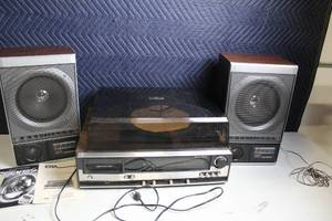 lot 264 image: Used Vintage Channel Master Stereo System with Speakers