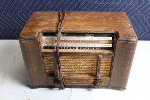 lot 274 image: Vintage General Electric Shortwave Radio with Wood Case