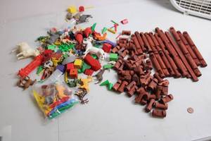 lot 297 image: Large Collection of Mixed Lincoln Logs and Playset Animals