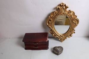 lot 298 image: Set of 3 Vintage Jewelry Boxes and Ornate Wall Mirror