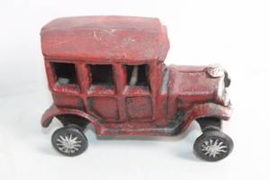 lot 303 image: Vintage Cast Iron Toy Model T Car