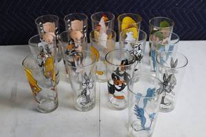 lot 323 image: Set of 16 Looney Tunes Collector Glasses