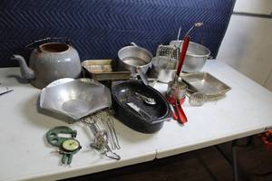 lot 326 image: Collection of Vintage Kitchen Tools and Cookware