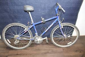 lot 370 image: Giant Yukon Mountain Bike with Shimano Components