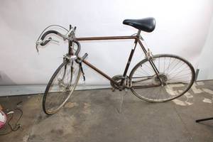 lot 374 image: Vintage Road Bicycle with GT Supersoft Seat