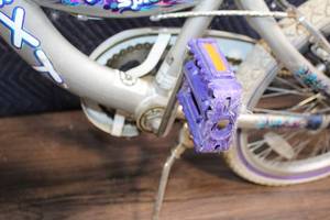 lot 379 image: Kids Bicycle with Spoky Design and Reflective Pedals