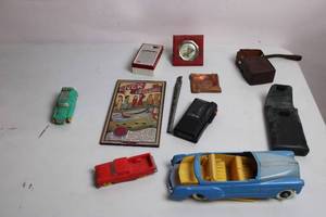 lot 385 image: Assorted Vintage Collectibles Including Toy Cars and Transistor Radio