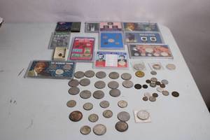 lot 387 image: Collection of Vintage American Coins and World War II Coin Sets