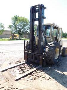 lot 2 image: 2005 Ingersoll Rand RT708J Diesel Tractor Lift with Cab