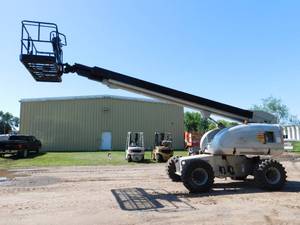 lot 4 image: 1997 JLG 600S 2WD Boom Lift