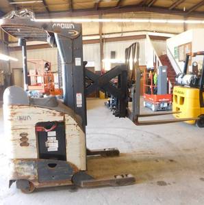 lot 17 image: 2016 Crown RR5715-35 Electric Stand-Up Reach Forklift