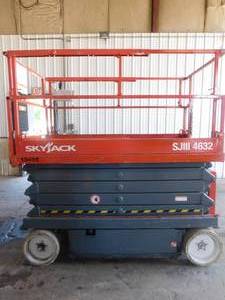 lot 21 image: 2011 SkyJack SJ4632 Scissor Lift