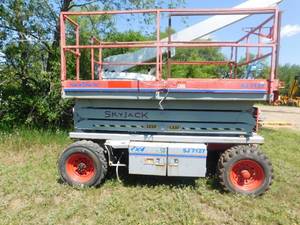 lot 20 image: 2002 SkyJack SJ7127 Rough Terrain 4WD Scissor Lift - For Repair