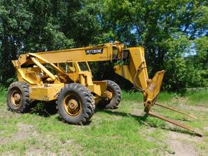 lot 25 image: Pettibone 8042 Telehandler - For Parts or Repair
