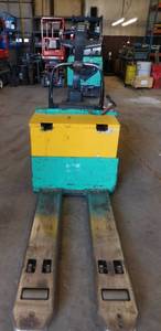 lot 28 image: 1998 Mitsubishi PMWR30 Walkie Rider Pallet Jack