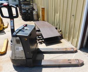 lot 30 image: 2004 Crown WP2035-45 Pallet Jack - For Parts or Repair