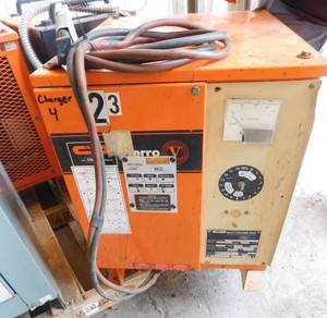 lot 35 image: Orange C & D 24 Volt Charger
