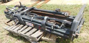 lot 42 image: Three Stage Forklift Mast with Side Shift
