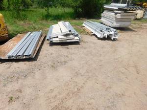 lot 43 image: Assortment of Office Cubicles