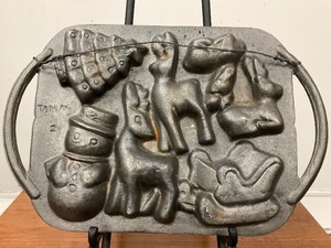 lot 43 image: Cast Iron Christmas Muff Pan Lillian Vernon Reindeer Snowman tree sled Nwob