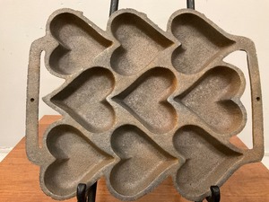 lot 44 image: Cast Iron Heart baking mold
