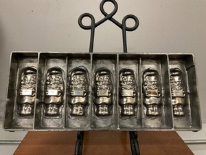 lot 46 image: Vintage Chocolate Candy Mold Metal Santa
