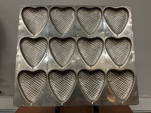 lot 49 image: Vintage Heart Shaped Chocolate Metal Candy Mold