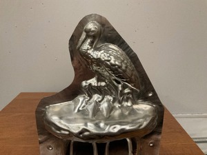 lot 60 image: Vintage Nesting Bird Metal Chocolate Mold